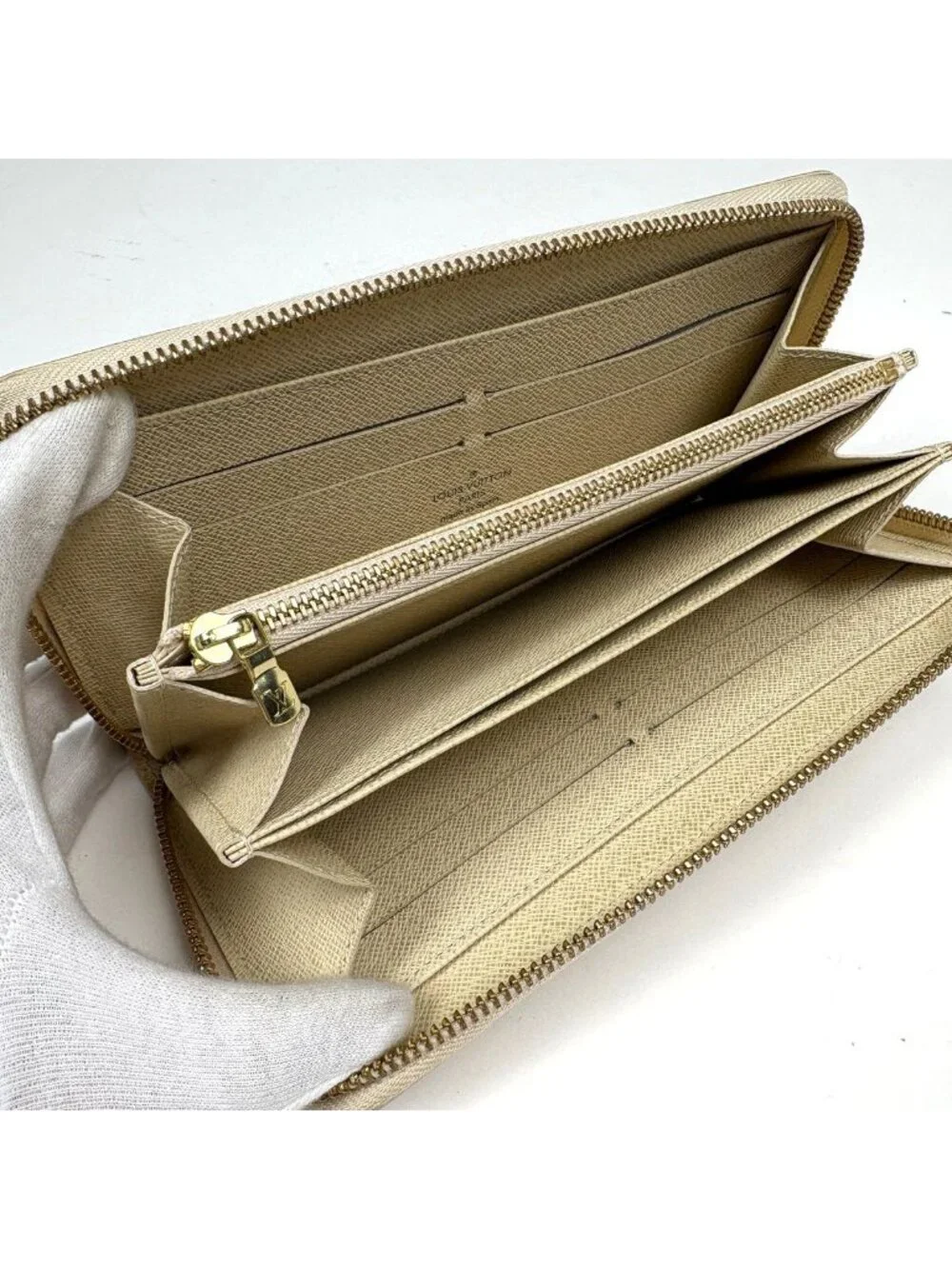 Louis Vuitton Zippy Wallet Round Zip Damier Azur White